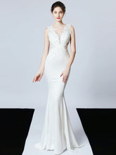 Vestido de noche largo con apliques de cuentas hecho a mano